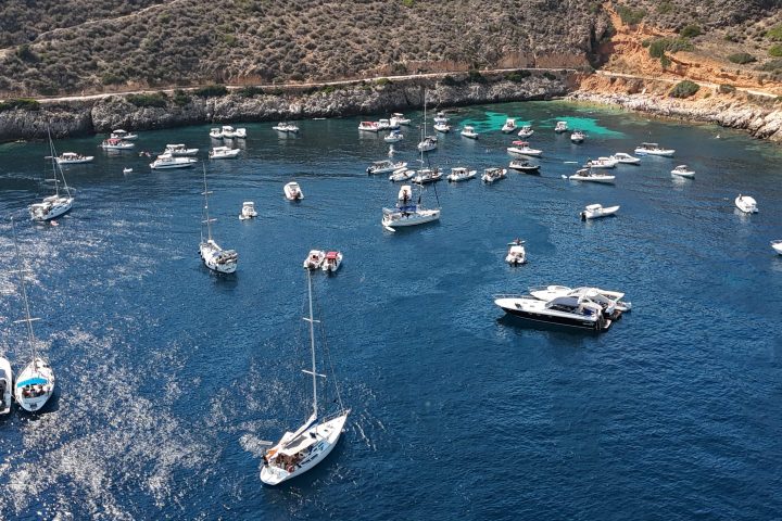 Panoramica di Cala Fredda a Levanzo, una delle baie più suggestive delle Isole Egadi.