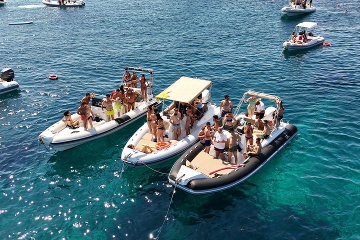 Gommoni durante il tour Egadi da Marsala nelle acque cristalline di Favignana