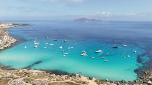Vista panoramica di Cala Azzurra a Favignana durante il tour Egadi da Marsala