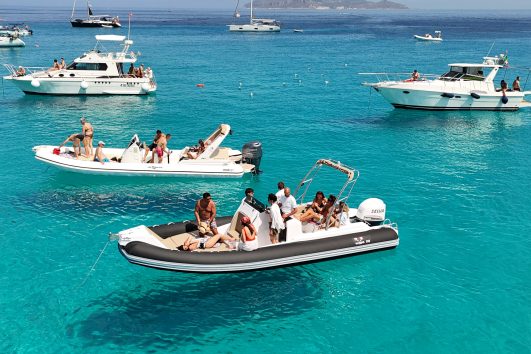 Tour Egadi da Marsala in gommone nelle acque cristalline di Favignana