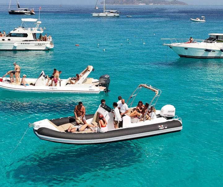 Tour Egadi da Marsala in gommone nelle acque cristalline di Favignana